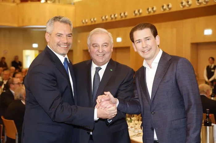 Kanzler Karl Nehammer mit Hermann Schützenhöfer und Ex-Kanzler Sebastian Kurz