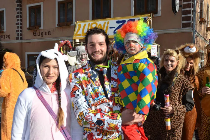 . . . . viele Freiwillige unter "Chef-Narr" Josef Edlinger. Er versprach seinem im November verstorbenen Vater Sepp - der 1988 diesen Umzug initiierte - die Durchführung des Umzuges. Eine schöne Geste des Juniors.