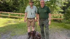 Dietmar Peintinger, Jäger und Ausbildner von Jagdhunden, Bezirksjägermeister Josef Kleinhappl und Hündin Viper
