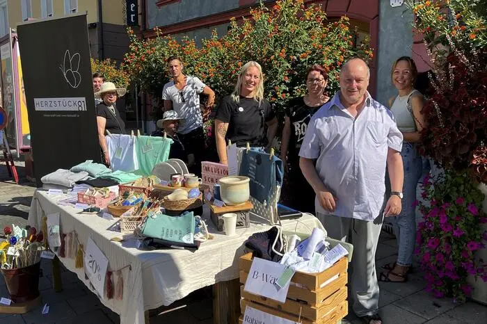 Rund 20 heimische Betriebe boten in der Hauptstraße ihre Markenprodukte zu sensationellen Preisen an.