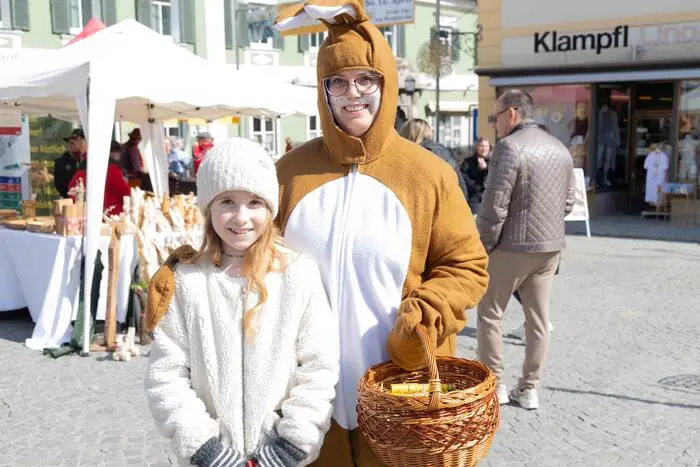 Für strahlende Gesichter sorgte der Osterhase höchstpersönlich, der pünktlich zum Marktbeginn 100 Einkaufsgutscheine im Wert von je 10 Euro an die Gäste verteilte.