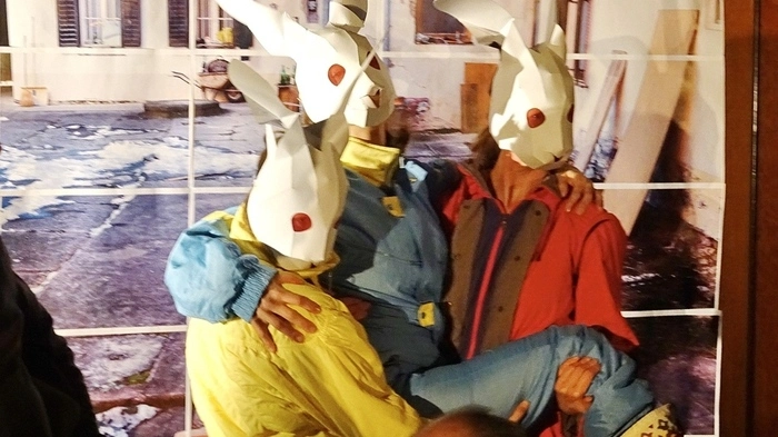 Als Hasen maskiert begaben sich Renate (Barbara Carli), Sonja (Rosi Degen), Toni (Bea Dermond) und Marianna (Gudrun Maier) auf die Suche nach dem richtigen Mann für ihren Hof.