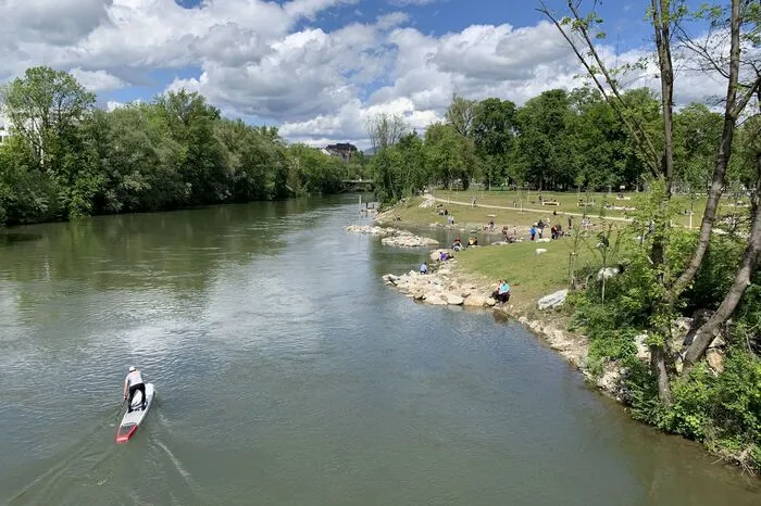 Die Augartenbucht ist schon seit einer Woche geöffnet und hat für Freude bei Sonnenanbetern gesorgt. Am 1. Mai gesichtet: Stand-Up-Paddler und Kanus.