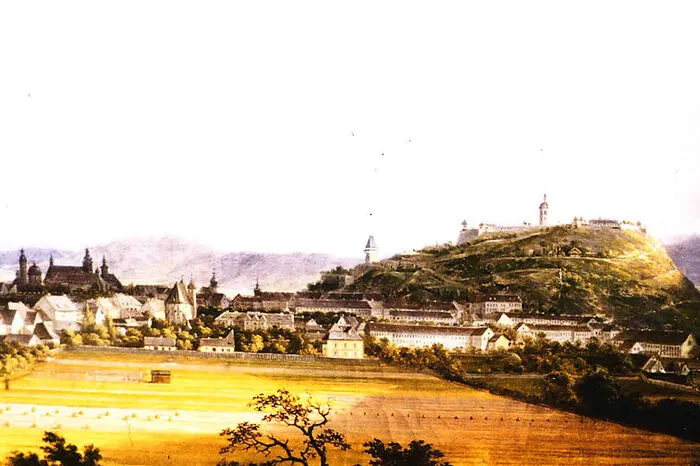 Dort, wo heute die Universität steht, wuchs einst der Weizen auf Äckern. Die ersten Uni-Gebäude wurden an diesem Standort ab 1872 errichtet. Der Plan, die Uni im heutigen Stadtpark zu bauen, wurde wieder fallen gelassen.