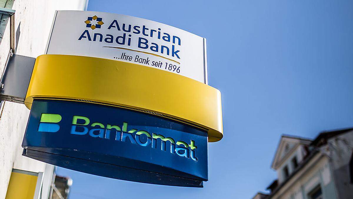 Das Logo der Austrian Anadi Bank vor der Filiale Klagenfurt Domgasse