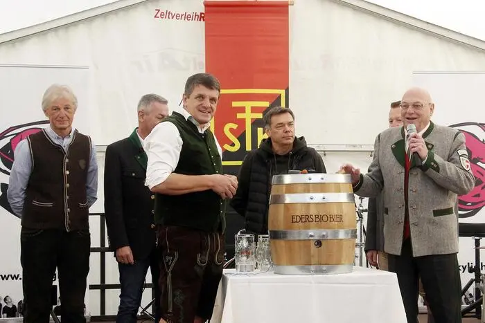 Begleitet von der Stadtkapelle Fürstenfeld und Conferencier Georg Pferschy befreite Bürgermeister Jost mit wenigen kräftigen Schlägen den Bock aus dem Fass.