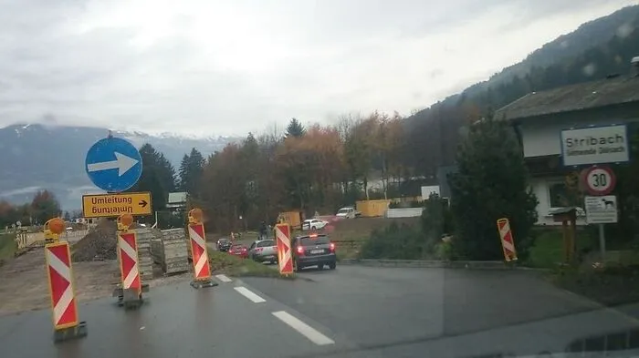 Der Verkehr wird derzeit mit Ampeln geregelt
