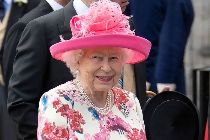 Queen Elizabeth II. Ihre Vorliebe für leuchtende Farben und schillernde Blumenmuster gefiel der Jury besonders. Für viele ist die Königin modisch sowieso die Nummer eins im Land. 
