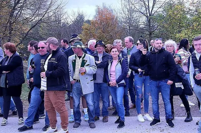 Menschenmassen schoben sich durch die geparkten Fahrzeuge, drängten sich vor den Verpflegungsständen.
