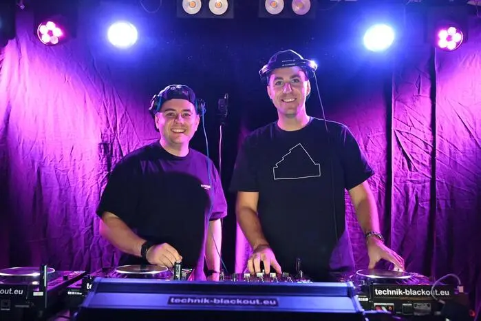 In der Disco übernahmen die DJs „TMLS“ das musikalische Kommando. Mit mitreißenden Beats heizten sie den Gästen kräftig ein und sorgten für ausgelassene Partystimmung.
