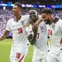 Bukayo Saka (Mitte) jubelt mit Jude Bellingham (links) und Reece James