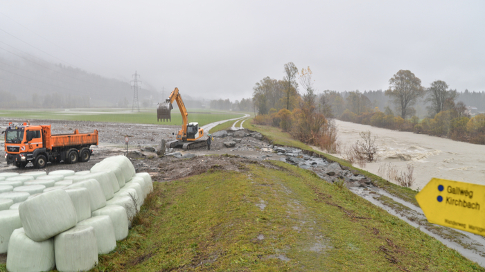 Die Wassermassen führten am Sonntag zu einem Dammbruch an der Gail. An dessen Wiederherstellung wird fieberhaft gearbeitet.
