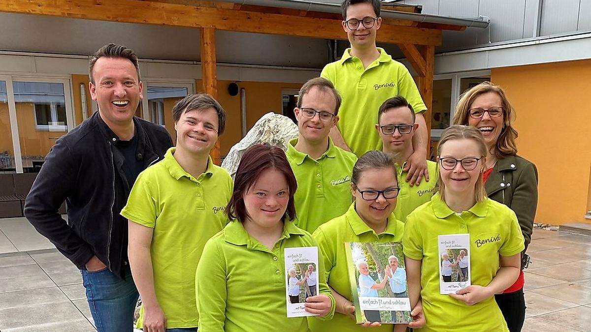 Bernadette Wieser und Dominik Dobaj mit den Senioren-Gedächtnistrainerinnen und -trainern des Down Syndrom Zentrums Leoben