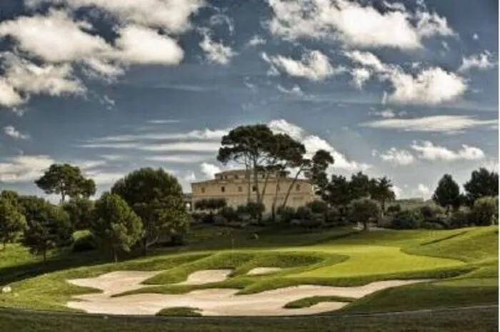 Für Anspruchsvolle: Golf Son GualNicht gerade für Anfänger geeignet ist der Golfplatz Son Gual östlich von Palma. Die Anlage gilt als die anspruchsvollste der ganzen Insel – sechs Abschlagspositionen stehen zur Wahl. Der schwerste schwarze Abschlag hat eine Länge von über 6.500 Metern. Insgesamt erstreckt sich der spannende Golfplatz auf 156 Hektar hügeliger Landschaft. 66 Bunker, künstliche Bachläufe und Seen bieten selbst erfahrenen Golfern viel Abwechslung. Bei Sonnenuntergang lohnt sich der Blick von der Terrasse auf die vielen Lichter von Palma.