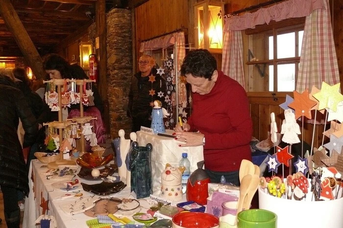 Neben traditionellen Kunsthandwerk...