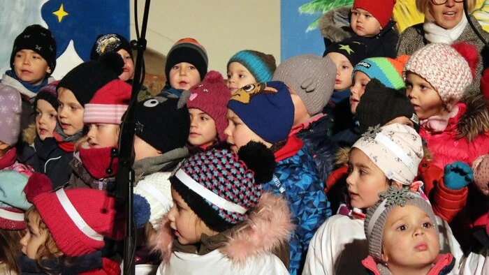 Die Kinder warteten gespannt im Arkadenhof auf den Auftritt des Nikolos.