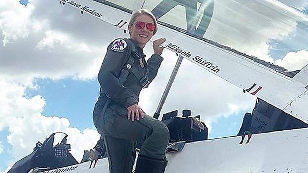 Mikaela Shiffrin vor dem Flug im  F-16-Kampfjet 