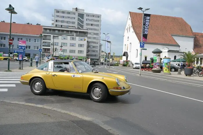 Ein Porsche 911 Targa aus den 1960er Jahren, in Originalfarbe Gold Metallic.