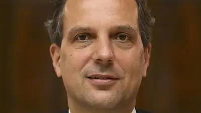 APA15353588-2 - 30102013 - WIEN - STERREICH: THEMENBILD-PAKET - Nationalratsabgeordneter Johannes Hbner (FP) am Dienstag, 29. Oktober 2013, im Rahmen eines Fototermins im Parlament in Wien. APA-FOTO: HELMUT FOHRINGER