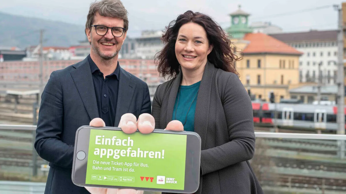 Ingrid Felipe (re.) und Alexander Jug (VVT) präsentierten Details zur am 1.4.2019 in Kraft tretenden Stufe 2 der VVT Tarifreform und freuen sich über den neuen Online-Ticketshop