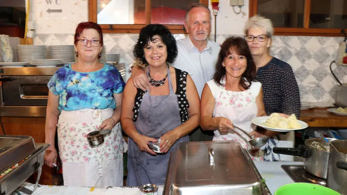 Der FF-Kommandant Heinz Zeppitz mit den fleißigen Damen in der Küche.