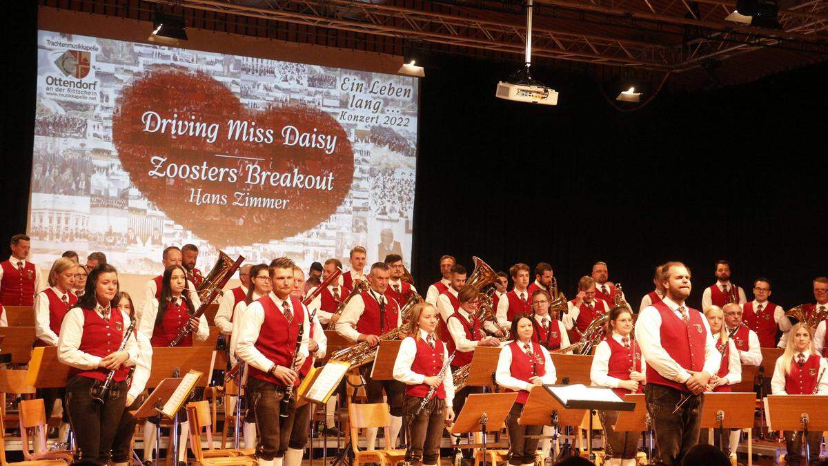  Das musikalische Programm unter der Leitung von Kapellmeister Christopher Koller wurde auf die 70 jährige Geschichte der Musikkapelle abgestimmt