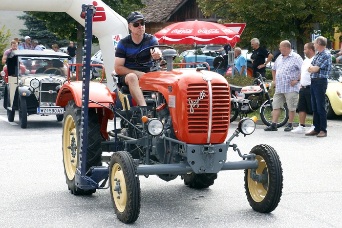 "Willkommen waren alle historischen Autos, Motorräder wie Traktore"...