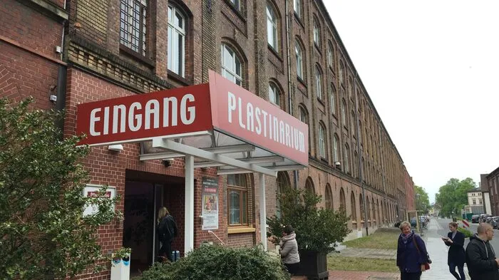 Zwei Autostunden von Berlin, hart an der polnischen Grenze, ist seit elf Jahren Gunther von Hagens Plastinarium in einer ehemaligen Hutfabrik untergebracht. Hier werden pro Jahr Tausende Präparate hergestellt. Der Großteil der Ganzkörperplastinate oder Organe, bzw. Organschnitte wird für Universitäten auf der ganzen Welt erzeugt. Studierende rund um den Globus lernen mit den Produkten des Plastinariums Anatomie.