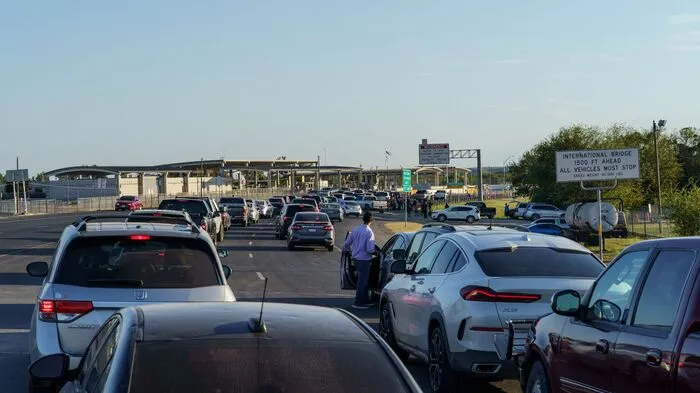 Bilder von tausenden Migranten, die im US-Bundesstaat Texas an der Grenze zu Mexiko in Del Rio unter einer Brücke ausharren, haben US-Präsident Joe Biden unter Druck gesetzt.