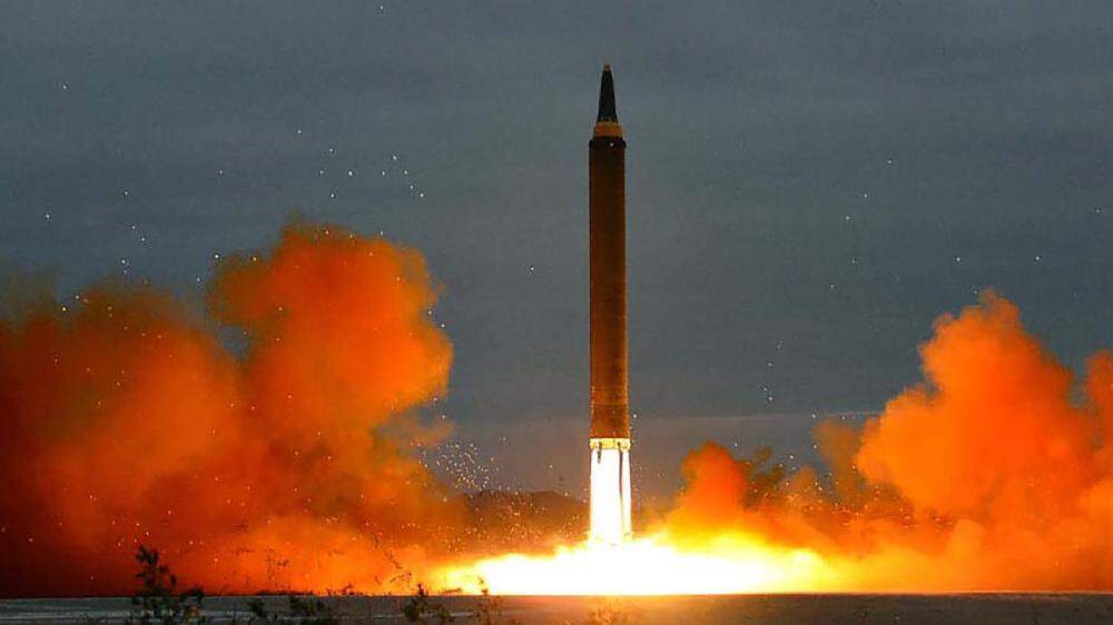 Eine nordkoreanische Mittelstreckenrakete des Typs Hwasong-10.