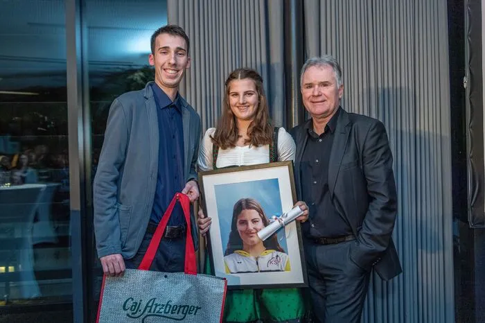 Leonie Moser war in der Kategorie "Sport" nicht zu schlagen - Redakteur Marco Mitterböck und Volksbank-Regionalleiter Hermann Obergruber freuten sich mit ihr