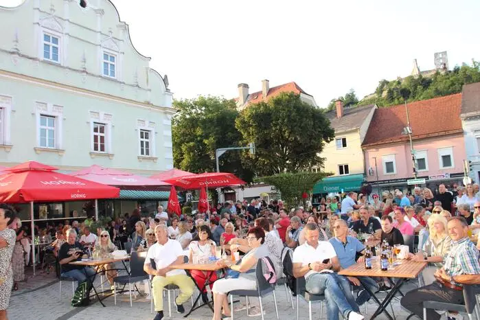 Und er begeisterte mit seiner goldenen Stimme die vielen Besucher im Schatten der Michaelikirche.