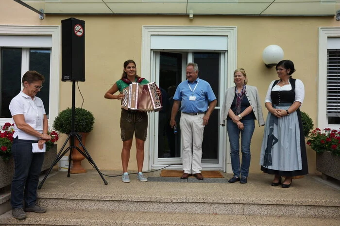 Mit Klängen aus der steirischen Harmonika werden die Teilnehmer aus 18 Nationen willkommen geheißen.