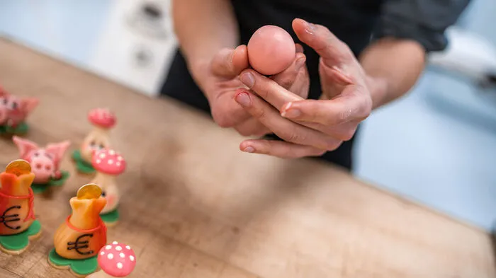 Aus eingefärbtem Marzipan zwischen den Handflächen eine größere und eine kleine Kugel formen.
