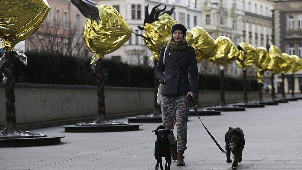 Insgesamt 12 seiner Zodiac-Skulpturen hat Ai Weiwei nach Prag geschickt. Aus Protest gegen die Situation der Flüchtlinge in Europa hat der chinesische Künstler die Bronzebüsten verhüllt ei 