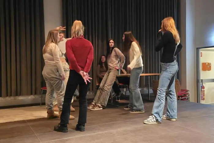 Themen dabei waren unter anderem die Bedrohung der Menschheit durch die Umweltverschmutzung, die Neuerfindung von menschlichen Lebensgrundlagen wie Rad, Feuer und Elektrizität.