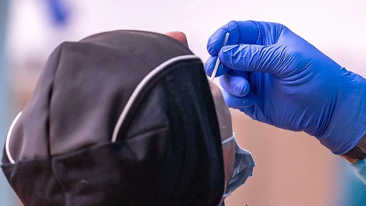 ABD0070_20210115 - ST. JOHANN - ÖSTERREICH: Entnahme des Testabstriches während PCR-Testungen im Bezirk Kitzbühel nach Mutations-Verdachtsfällen in Jochberg am Freitag, 15.1.2021 in St. Johann in Tirol. - FOTO: APA/EXPA/JOHANN GRODER