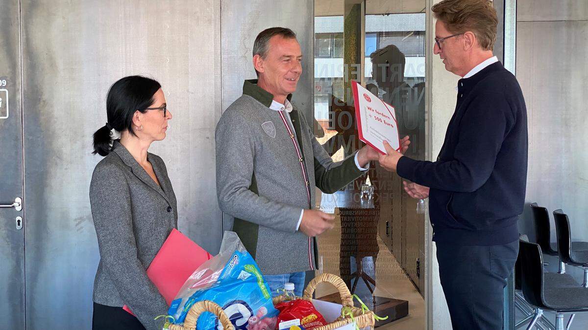 Olivia Janisch und Günter Blumthaler (beide Gewerkschaft vida) übergeben die Forderung an Thomas Scheiber (Obmann Fachverband Schienenbahnen, WKÖ)