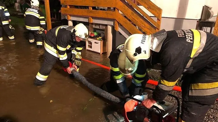 Fast täglich mussten die Einsatzkräfte diese Woche ausrücken, um Unwetterschäden zu beseitigen, wie hier am Dienstagabend in Stein im Jauntal