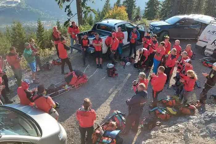 Gebietsleiter Gerhard Edelbauer: „Unsere Bergretterinnen und Bergretter packen zu, wenn andere in Not sind! Bergretter zu sein ist eine Lebenseinstellung: ehrenamtlich, unentgeltlich und in der Freizeit. Unsere Aufgabe ist es, Menschen im unwegsamen und alpinen Gelände zu helfen.“ 