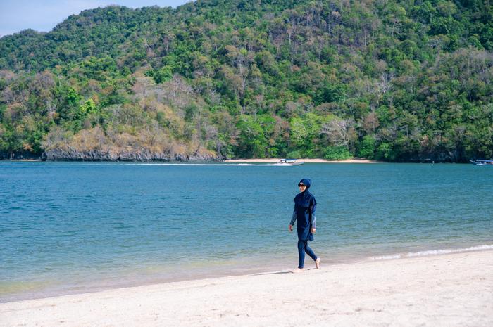 Der Strandabschnitt ist muslimischen Frauen mit Burkini oder Kopftuch vorbehalten. Frauen ohne Kopfbedeckung und Männer haben keinen Zutritt (Symbolfoto)