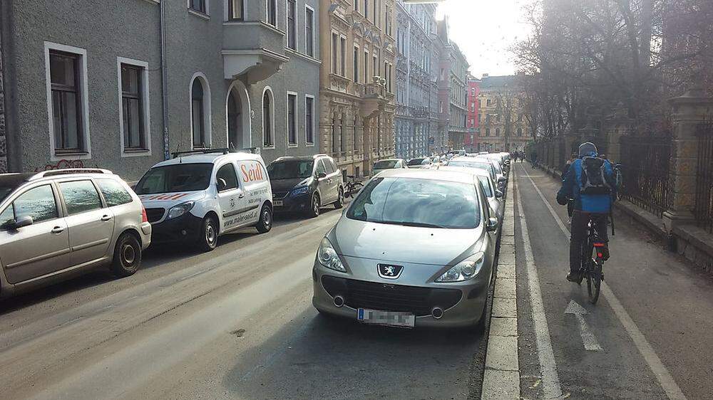 Die Grazer Technikerstraße jetzt: Zwei Parkspuren, eine schmale Straße, ein sehr schmaler Radweg und wenig Platz für Fußgänger