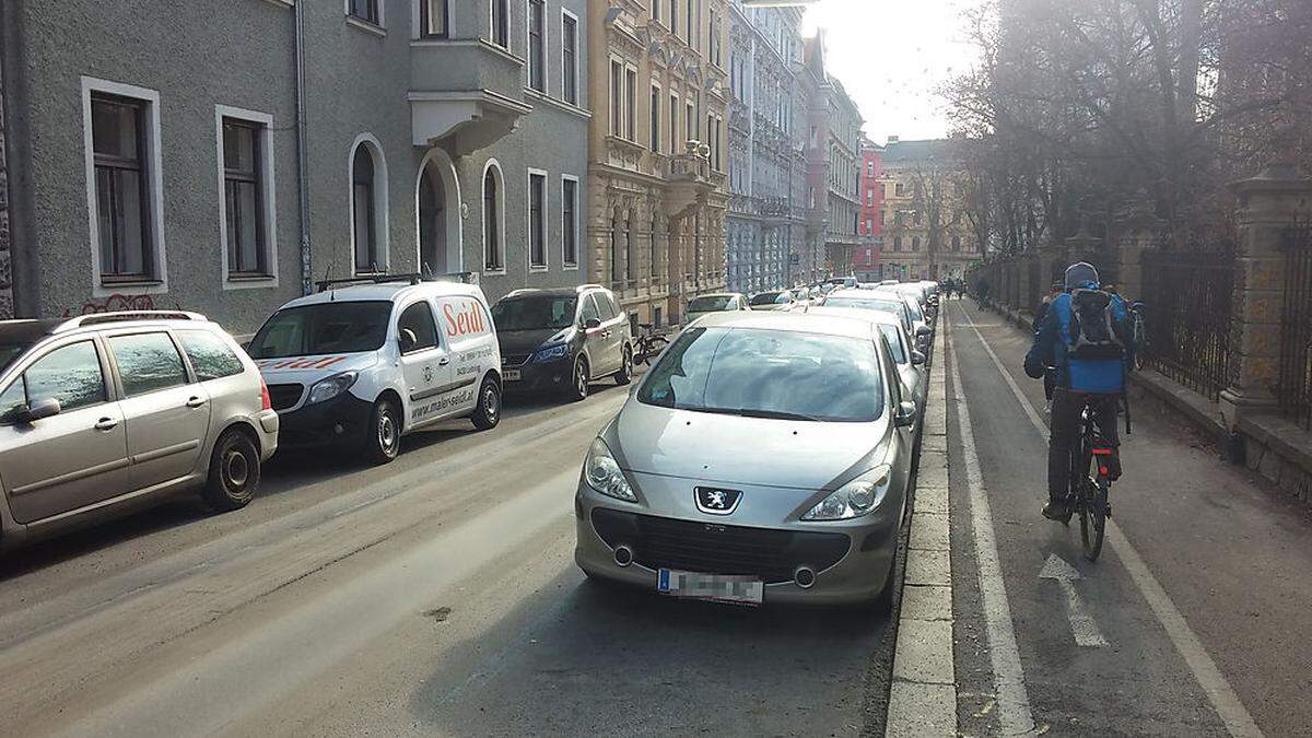 Die Grazer Technikerstraße jetzt: Zwei Parkspuren, eine schmale Straße, ein sehr schmaler Radweg und wenig Platz für Fußgänger