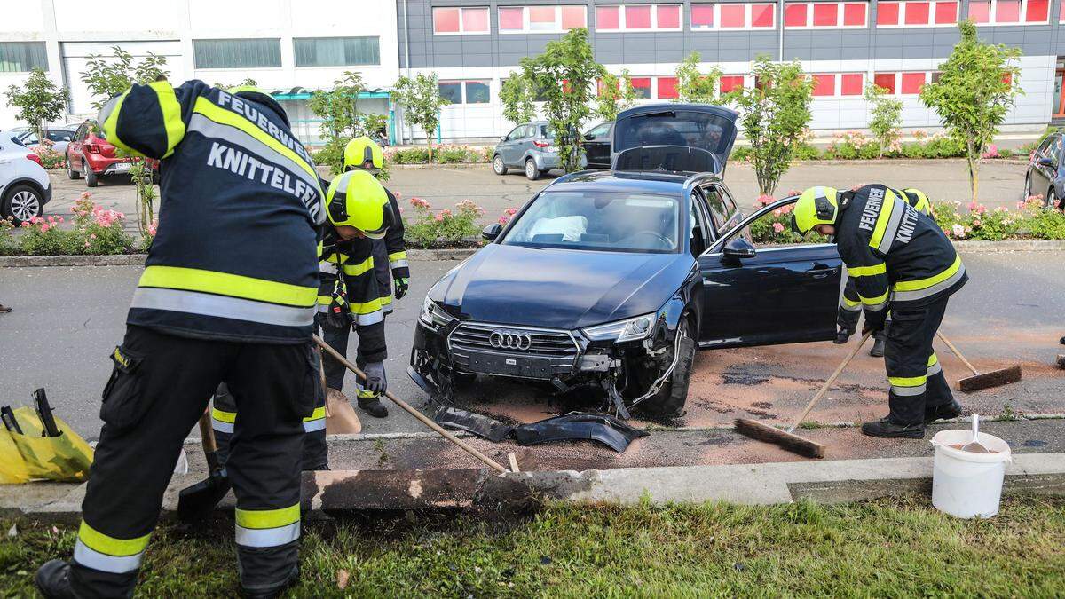 Durch den Aufprall eines Pkw auf Höhe des Bahnhofes Knittelfeld traten Betriebsmittel aus, die von der Feuerwehr gebunden werden mussten