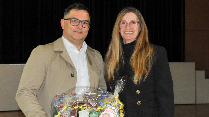 Geschenkkorb für Alfred Bernhard: überreicht von Vizebürgermeisterin Tanja Waltl
