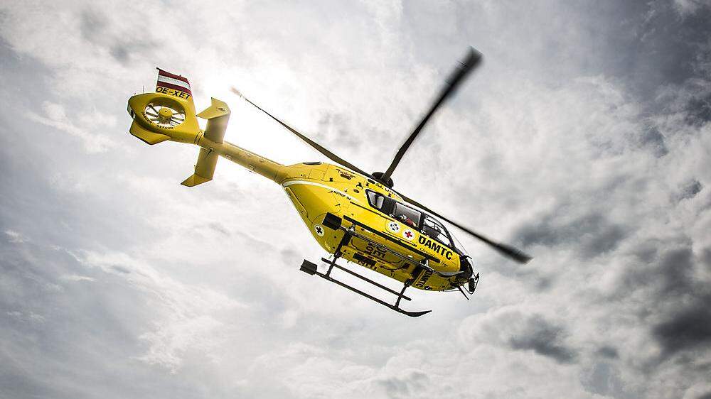 Der 20-Jährige musste mit einem Rettungshubschrauber ins UKH Klagenfurt geflogen werden (Symbolbild)