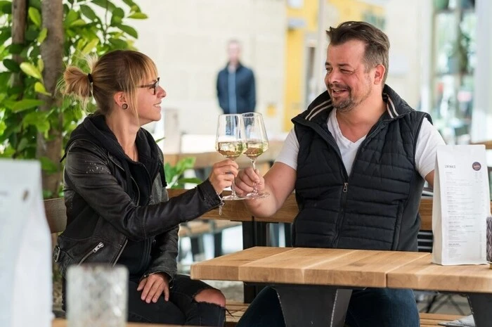 ... einen nagelneuen Gastgarten und Prosecco vom Fass. Und Kaffee natürlich.