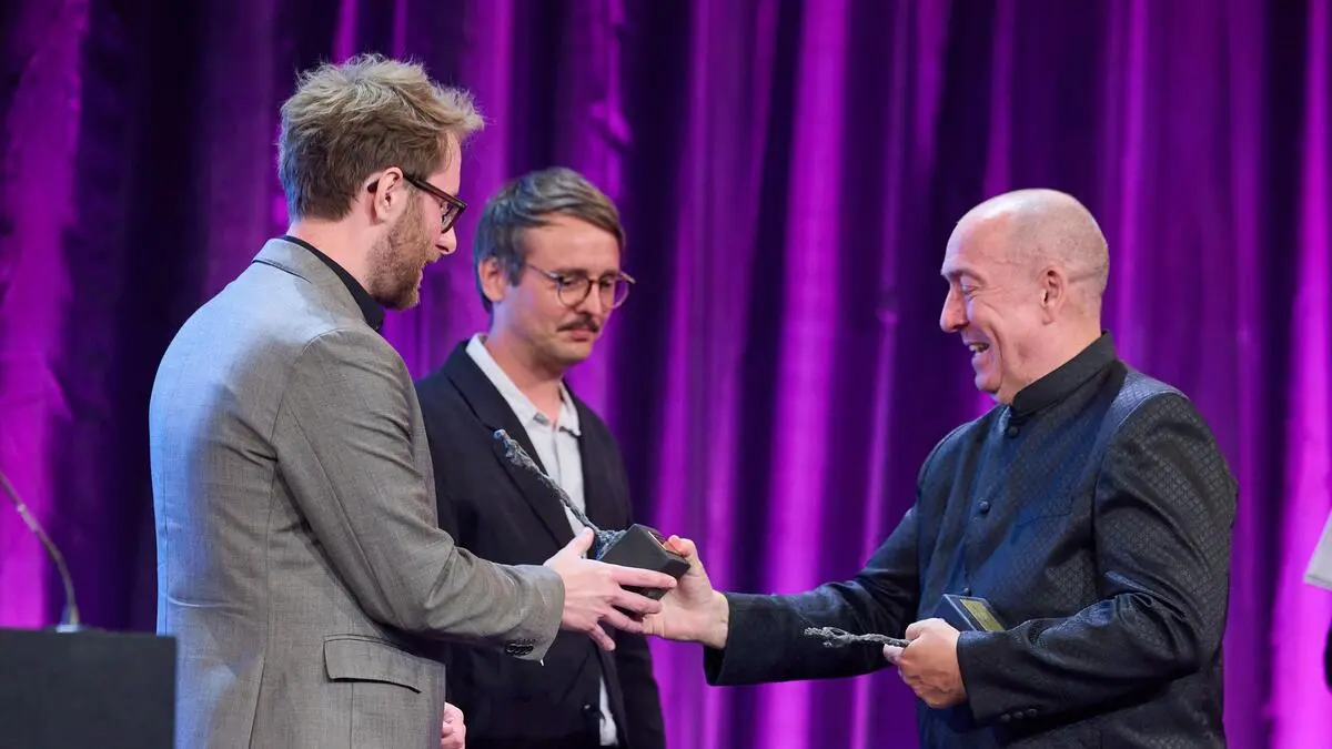Die beiden Aufdecker des „SOS-Kinderdorf-Skandals“, Jürgen Klatzer und Matthias Winterer (Falter) sind die „Journalisten des Jahres“ 2025 (hier mit „Journalist:in“-Herausgeber Georg Taitl). 