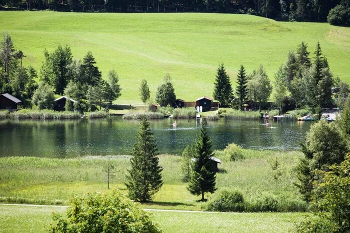 Jeder Raum gibt den Blick auf den Weißensee frei.