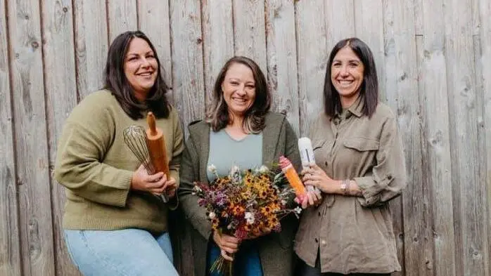 Konditorin Nicole Erhart, Floristin Christina Hiebaum und Friseurin Katja Manokyan (v.l.) haben sich zu „Wedding Weib‘s“ zusammengeschlossen und bieten ihre Dienste gemeinsam an